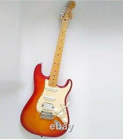 FENDER DELUXE STRATOCASTER HSS PLUS TOP WITH iOS/USB CONNECTIVITY CHERRY BURST
