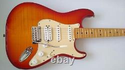 FENDER DELUXE STRATOCASTER HSS PLUS TOP WITH iOS/USB CONNECTIVITY CHERRY BURST