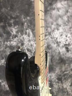 Fender 0113012706 American Pro Stratocaster, Maple Fingerboard Black