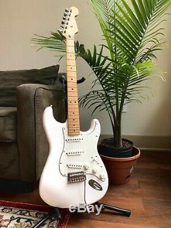Fender 2019 Player Stratocaster Electric Guitar Polar White