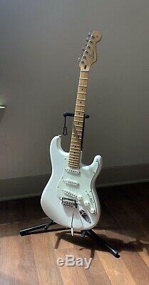 Fender 2019 Player Stratocaster Electric Guitar Polar White