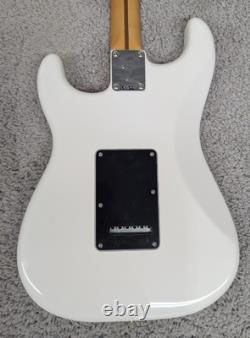 Fender Player II Stratocaster, Rosewood Fingerboard, Polar White Finish MIM