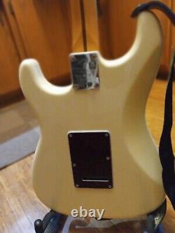Fender Player Plus Stratocaster Maple Fingerboard Electric Guitar Olympic Pearl