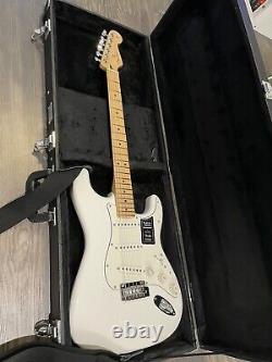 Fender Player Stratocaster Electric Guitar Polar White MIM Maple Fretboard