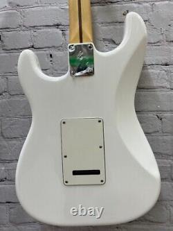 Fender Player Stratocaster, HSS, Maple Fingerboard, Polar White MIM DEMO
