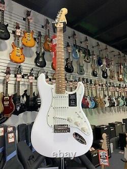 Fender Player Stratocaster Polar White with Pau Ferro Fingerboard Auth Dealer