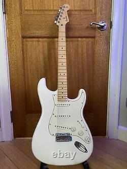 Fender stratocaster polar white, maple neck/fretboard (GREAT CONDITION)