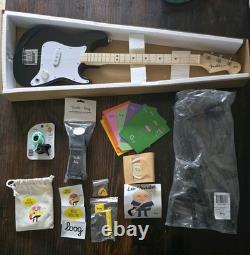 Loog Guitars Fender X Loog 3-String Stratocaster Black withStand, Strap, Tuner