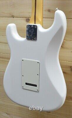 New Fender Player Stratocaster HSS Pau Ferro Fingerboard Polar White