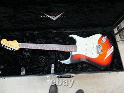 2012 Fender Custom Shop Custom Deluxe Stratocaster-3-Color Sunburst-MINT <br/>
	
<br/>
 

Traduction en français: 2012 Fender Custom Shop Custom Deluxe Stratocaster-3-Color Sunburst-MINT