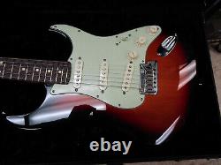 2012 Fender Custom Shop Custom Deluxe Stratocaster-3-Color Sunburst-MINT 
<br/>
 	  	<br/>	  Traduction en français: 2012 Fender Custom Shop Custom Deluxe Stratocaster-3-Color Sunburst-MINT