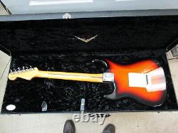 2012 Fender Custom Shop Custom Deluxe Stratocaster-3-Color Sunburst-MINT
		<br/>

	
<br/>
 Traduction en français: 2012 Fender Custom Shop Custom Deluxe Stratocaster-3-Color Sunburst-MINT