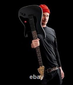 Aux étoiles Tom DeLonge Fender Stratocaster Blackout Guitar avec COA signé LE 300