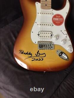 Buddy Guy a signé une nouvelle guitare électrique Fender Squier Stratocaster avec certificat d'authenticité