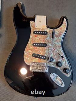 Corps de Stratocaster Noir Chargé de Style Strat avec Plaque de Protection Vert/Rouge SSS