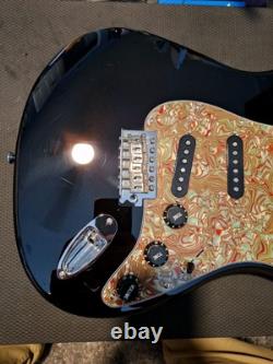 Corps de Stratocaster Noir Chargé de Style Strat avec Plaque de Protection Vert/Rouge SSS