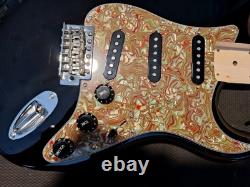 Corps de Stratocaster Noir Chargé de Style Strat avec Plaque de Protection Vert/Rouge SSS
