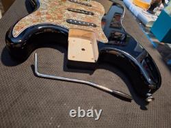 Corps de Stratocaster Noir Chargé de Style Strat avec Plaque de Protection Vert/Rouge SSS