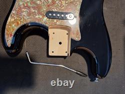 Corps de Stratocaster Noir Chargé de Style Strat avec Plaque de Protection Vert/Rouge SSS