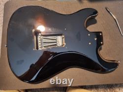 Corps de Stratocaster Noir Chargé de Style Strat avec Plaque de Protection Vert/Rouge SSS