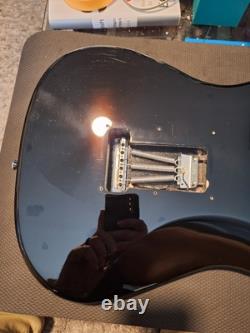 Corps de Stratocaster Noir Chargé de Style Strat avec Plaque de Protection Vert/Rouge SSS