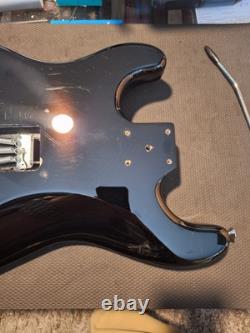Corps de Stratocaster Noir Chargé de Style Strat avec Plaque de Protection Vert/Rouge SSS