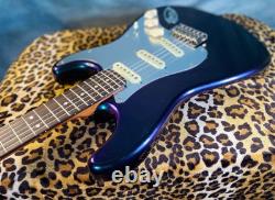 Éblouissant Stratocaster SSS en corps d'aulne bleu chameleon métallisé flake 2 teal 2 violet