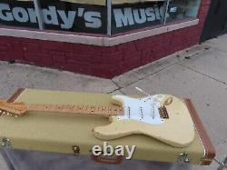 FENDER 50's STRATOCASTER CUSTOM SHOP CUNETTO BLONDE RELIC MINT with TAGS
<br/>
 
 <br/> 
FENDER 50's STRATOCASTER CUSTOM SHOP CUNETTO BLONDE RELIC MINT avec ÉTIQUETTES