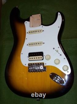 FENDER JV MODIFIÉE STRATOCASTER DES ANNÉES 50 CHÂSSIS HSS MIJ-JAPON SUNBURST STRAT