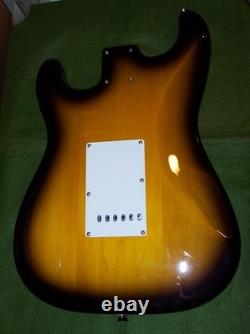 FENDER JV MODIFIÉE STRATOCASTER DES ANNÉES 50 CHÂSSIS HSS MIJ-JAPON SUNBURST STRAT