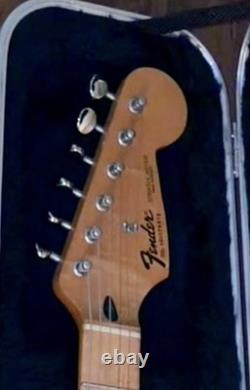 FENDER STRATOCASTER 1995 ROUGE TORINO EN ÉRABLE PLAQUE, MIM AVEC COQUE COOL IMMACULÉE