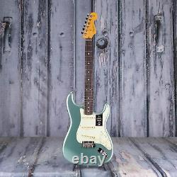 Fender American Professional II Stratocaster, Mystic Surf Green translates to 'Fender American Professional II Stratocaster, Vert Surf Mystique' in French.
