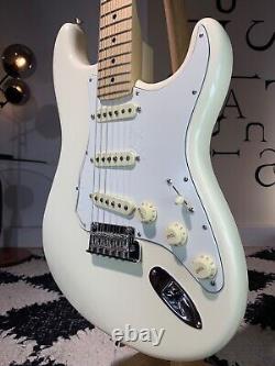 Fender American Professional Stratocaster avec touche en érable 2017