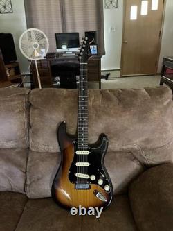 Fender American Ultra Luxe Stratocaster Touche en Palissandre 2-Color Sunburst