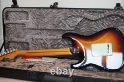 Fender American Ultra Stratocaster HSS 6 cordes avec touche en érable électrique