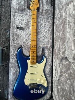 Fender American Ultra Stratocaster MN Cobra Blue avec étui rigide
