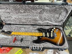 Fender American Ultra Stratocaster Sunburst non jouée ÉTAT NEUF boîte ouverte Étui rigide