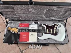 Fender American Ultra Stratocaster avec touche en palissandre Pearl Arctic