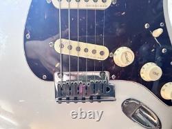 Fender American Ultra Stratocaster avec touche en palissandre Pearl Arctic