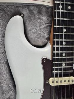 Fender American Ultra Stratocaster avec touche en palissandre Pearl Arctic