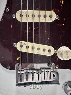 Fender American Ultra Stratocaster avec touche en palissandre Pearl Arctic