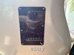 Fender American Ultra Stratocaster avec touche en palissandre Pearl Arctic