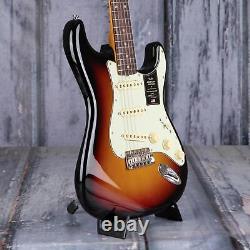 Fender American Vintage II 1961 Stratocaster, 3-Color Sunburst translates to: Fender American Vintage II 1961 Stratocaster, Sunburst à 3 couleurs.
