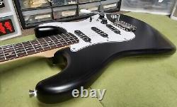 Fender Black Matte Debut Squier Avec Mises à Niveau Importantes