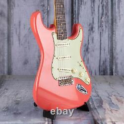 Fender Custom Shop 1964 Stratocaster Journeyman Relic, Faded Aged Fiesta Red translates to 'Fender Custom Shop 1964 Stratocaster Journeyman Relic, Rouge Fiesta Fané Vieilli' in French.