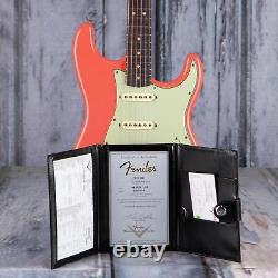 Fender Custom Shop 1964 Stratocaster Journeyman Relic, Faded Aged Fiesta Red translates to 'Fender Custom Shop 1964 Stratocaster Journeyman Relic, Rouge Fiesta Fané Vieilli' in French.