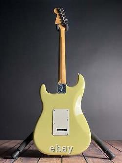 Fender Player II Stratocaster, Erable - Jaune Hialeah (7 livres 12 onces)