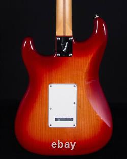 Fender Player II Stratocaster, touche en érable, aulne évidé, burst cerise vieilli