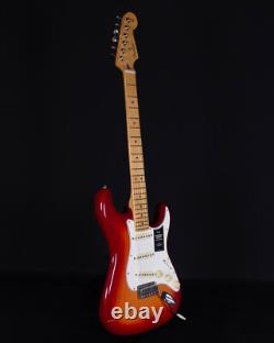Fender Player II Stratocaster, touche en érable, aulne évidé, burst cerise vieilli