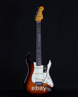 Fender Player Plus Stratocaster, HSS, Touche en érable, Soleil tricolore, Sac de luxe